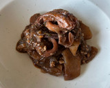 Foto del paso 5 de la receta: Guiso de calamares en vino tinto 🦑🍷