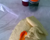 Foto del paso 2 de la receta: Alfajores de maicena de varios colores rellenos con mermelada 