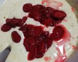 Foto del paso 3 de la receta: Queque de plátano, frutilla y chocolate picado