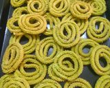 पालक चकरी (palak chakri recipe in Hindi) रेसिपी चरण 1 फोटो