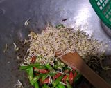 Foto langkah ke 3 dari resep Tumis buncis taoge.