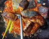 Foto langkah ke 4 dari resep Tuna ungkep bumbu tomat.