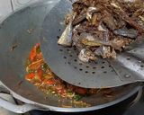 Foto langkah ke 3 dari resep Oseng klotok asin pedas.