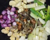 Foto langkah ke 1 dari resep Kaldu Kepala Udang Homemade.