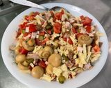 Une image de l'étape 11 de Salade de pâtes au porc, tomates, champignons, feta et cornichons.
