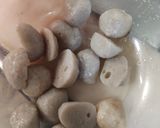 Foto langkah ke 1 dari resep Sup Bakso Ikan Sawi Putih.
