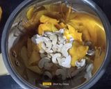 A picture of step 2 of Mango Kaju Milkshake.
