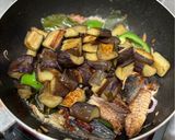 Foto langkah ke 5 dari resep Oseng Tongkol Terong Cabe Gendot.