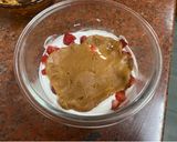 Foto del paso 3 de la receta: Postre rápido de merengue, frutillas y crema de maní