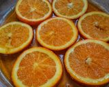 صورة لخطوة 4 من وصفة كيكة الكراميل والبرتقال المقلوبة 🍮🍊