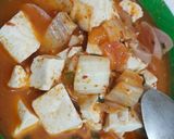 Foto langkah ke 8 dari resep Tahu dan sawi kuah merah.