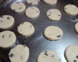 Foto del paso 3 de la receta: Galletitas dulces con pasas