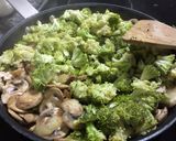 Foto del paso 2 de la receta Tortilla de brócoli y champiñones