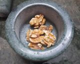 A picture of step 1 of Walnut and Tomato Chutney.