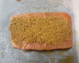 Foto del paso 7 de la receta: Salmón con costra de kikos y salsa de langostinos
