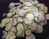 Foto del passaggio 5 della ricetta Focaccia con julienne di zucchine, mozzarella di bufala, nocciole tostate e bottarga