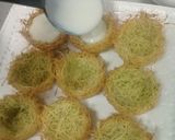 A picture of step 5 of Konafah pistacio with cream.