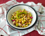 Foto del paso 4 de la receta: Ensalada de garbanzos con aguacate y caballa en tomate