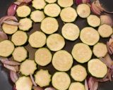 Une image de l'étape 2 de Salade de quinoa courgettes et tomates.