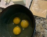Hình bước làm 1 của món Scramble eggs with cheese
