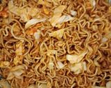 Foto langkah ke 4 dari resep Mie Goreng Kol Telur.