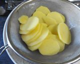 Foto del paso 1 de la receta: Dorada al horno sobre lecho de patatas, cebolla y pimiento
