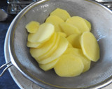 Foto del paso 1 de la receta: Dorada al horno sobre lecho de patatas, cebolla y pimiento