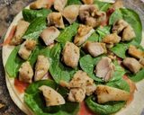 Foto del paso 3 de la receta: Pizzeta de pollo, quesos, jamón y espinacas con base de tortitas