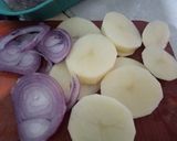 صورة لخطوة 2 من وصفة سينية بطاطاس مع دجاج محمر فالفرن 🍗🍗🍗🍗🍪🍪🍪🍪
