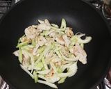Foto del paso 5 de la receta: Salteado de pollo con ensalada de papas con zanahoria