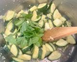 Une image de l'étape 3 de Verrines de purée de courgettes à la menthe et feta.