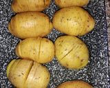 Rántott csirkecomb tojásmentes panírban, hasselback krumplival recept fázis 2 fotója