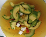 Foto del paso 2 de la receta: Ensalada de tomate, aguacate y mango