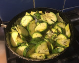 Foto del paso 1 de la receta: Salteado de zapallitos con huevo 🥚