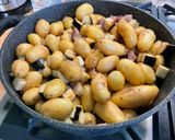 Une image de l'étape 13 de Pommes grenailles au lard, aubergine et oignons roses.
