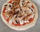 Foto del paso 5 de la receta: Pizza de pollo cajún con champiñones y tomate seco con toque de pesto