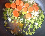 Foto del paso 2 de la receta: Salteado de verduras 🥬🥦🍄con pasta konjac y chorizo vegano💚