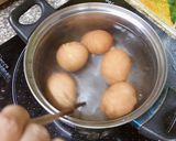 Hình bước làm 1 của món Trứng hồng đào ngâm nước tương