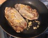 Une image de l'étape 4 de Cotes de porc crème et pruneaux.