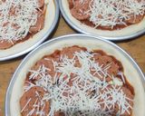 Foto langkah ke 4 dari resep 1092. Margherita Pizza with Pepperoni.