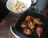 Foto del paso 4 de la receta: Muslos de pollo asados en freidora de aire con papas arrugas y mojo