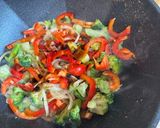 A picture of step 3 of Linguine w/Shrimp and veggies Stir Fry.
