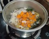 Foto langkah ke 4 dari resep Sop Ayam atau Bakso Gurih Simpel.