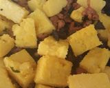 Foto del passaggio 3 della ricetta Pasticcio di polenta con salsiccia e funghi