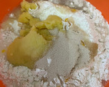 Foto langkah ke 2 dari resep Donat Kentang Gula Halus.