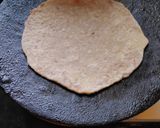A picture of step 4 of Pyaz parantha.