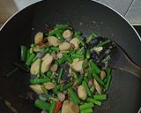 Foto langkah ke 5 dari resep Oseng Sosis Bunga Bawang.