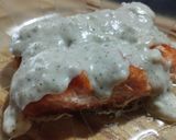 Foto del paso 5 de la receta: Salmón rosado con salsa de albahaca y ajo express con tip para quitar la piel