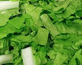 Hình bước làm 2 của món Canh cải xoăn và nấm nấu cá