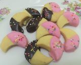 Foto langkah ke 7 dari resep Milk Chocolate Dipped Cookies.
